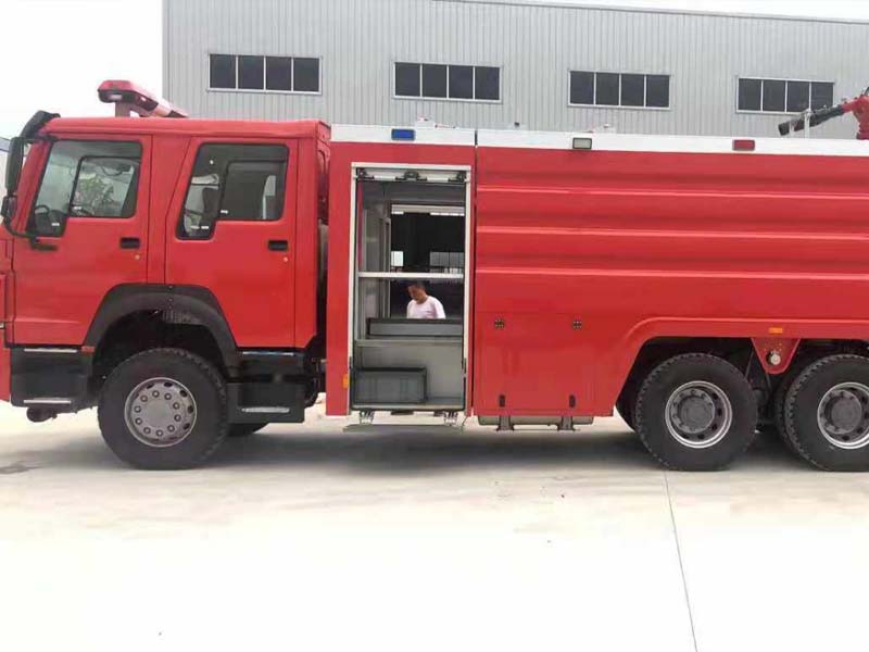 SINOTRUCK HOWO 8000 Litres Water And Foam Fire Truck