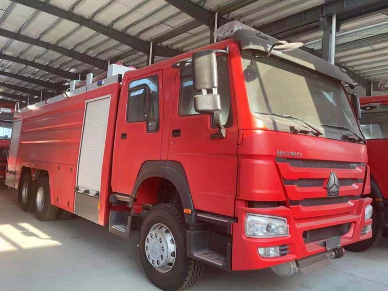 SINOTRUCK HOWO 8000 Litres Water And Foam Fire Truck